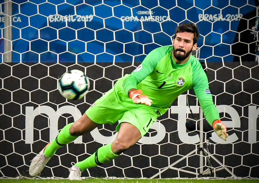 Alisson cản phạt đền và áp sát kỷ lục của ông thầy Taffarel ở tuyển Brazil