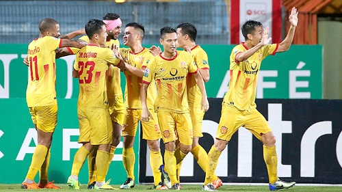 Nam Định vs Bình Phước: Dẹp hàng ngoại dùng hàng nội địa