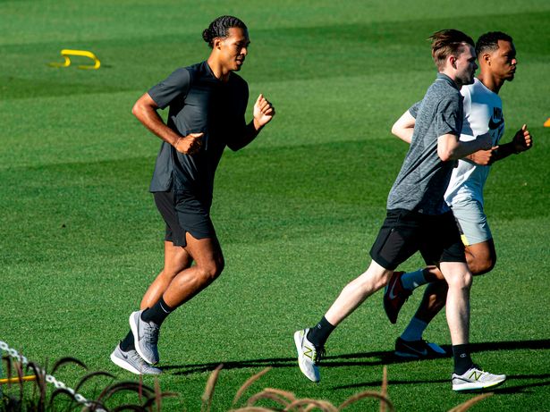 Người hâm mộ Liverpool “giật mình” khi Van Dijk tập cùng đội bóng khác ở Bồ Đào Nha