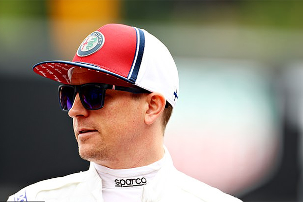 Kimi Raikkonen chỉa ngón tay thối vào Lewis Hamilton!