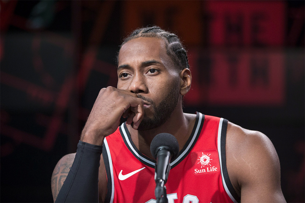 Trong lúc NBA Free Agency bùng nổ, Kawhi Leonard vẫn "tâm bất biến giữa dòng đời vạn biến"