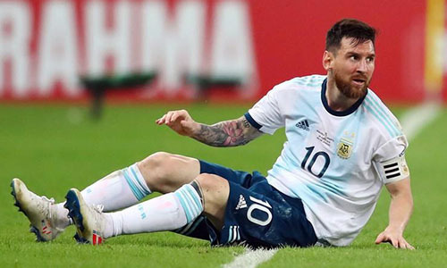 Messi một lần nữa bị đặt cạnh Ronaldo với những thống kê đáng quên