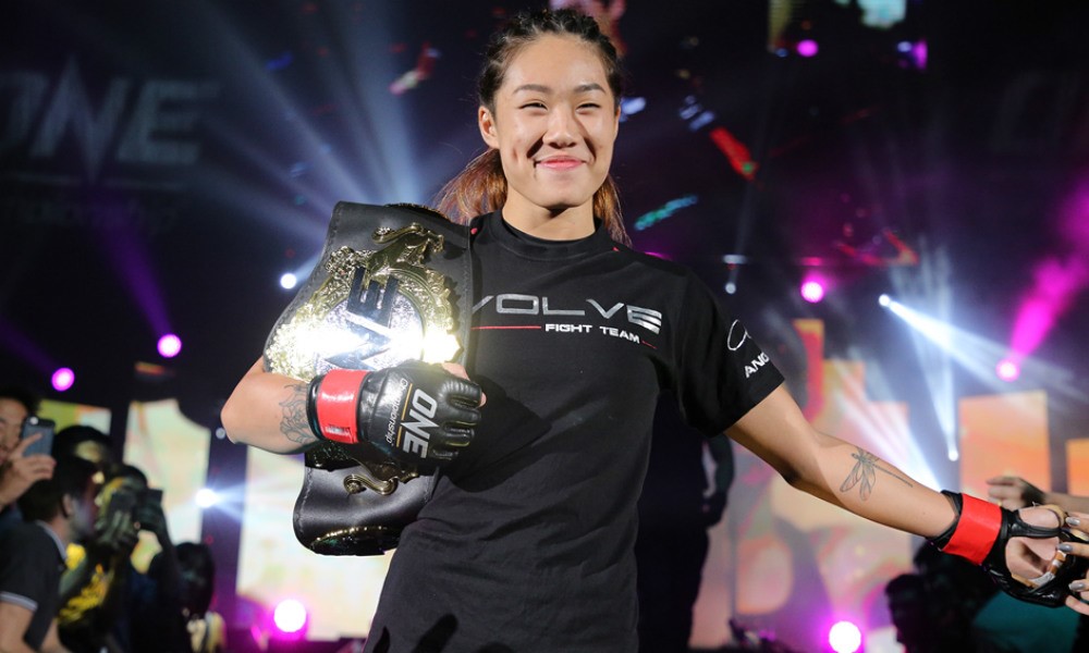 Angela Lee vs Michelle Nicolini - Trận đại chiến khóa siết
