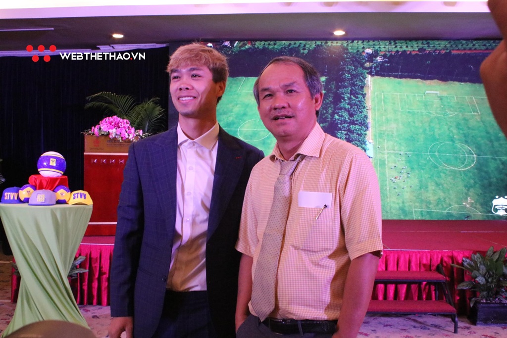 Bầu Đức đến sớm, hỏi Công Phượng ai đẹp trai hơn trong lễ ký hợp đồng