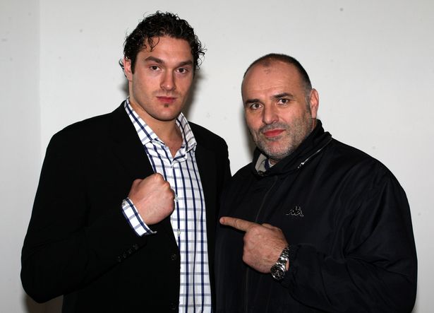 "Con hơn cha là nhà có phúc", Tyson Fury từng đấm gãy sườn cha để nối nghiệp Boxing