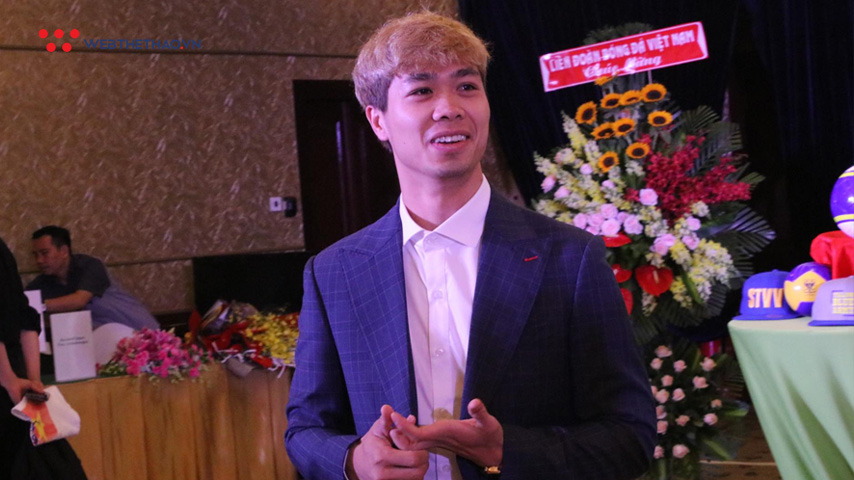 Công Phượng diện vest bảnh bao, háo hức trong ngày ra mắt đội bóng mới