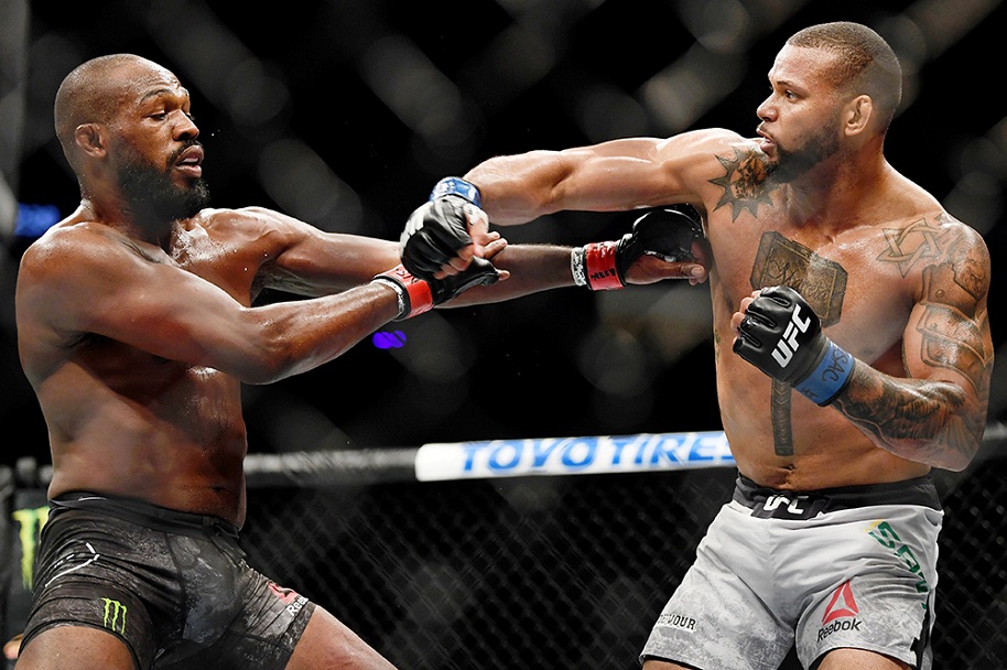 Jon Jones: 'Tôi cần chọn cách đánh thông minh bởi Santos thực sự rất mạnh’