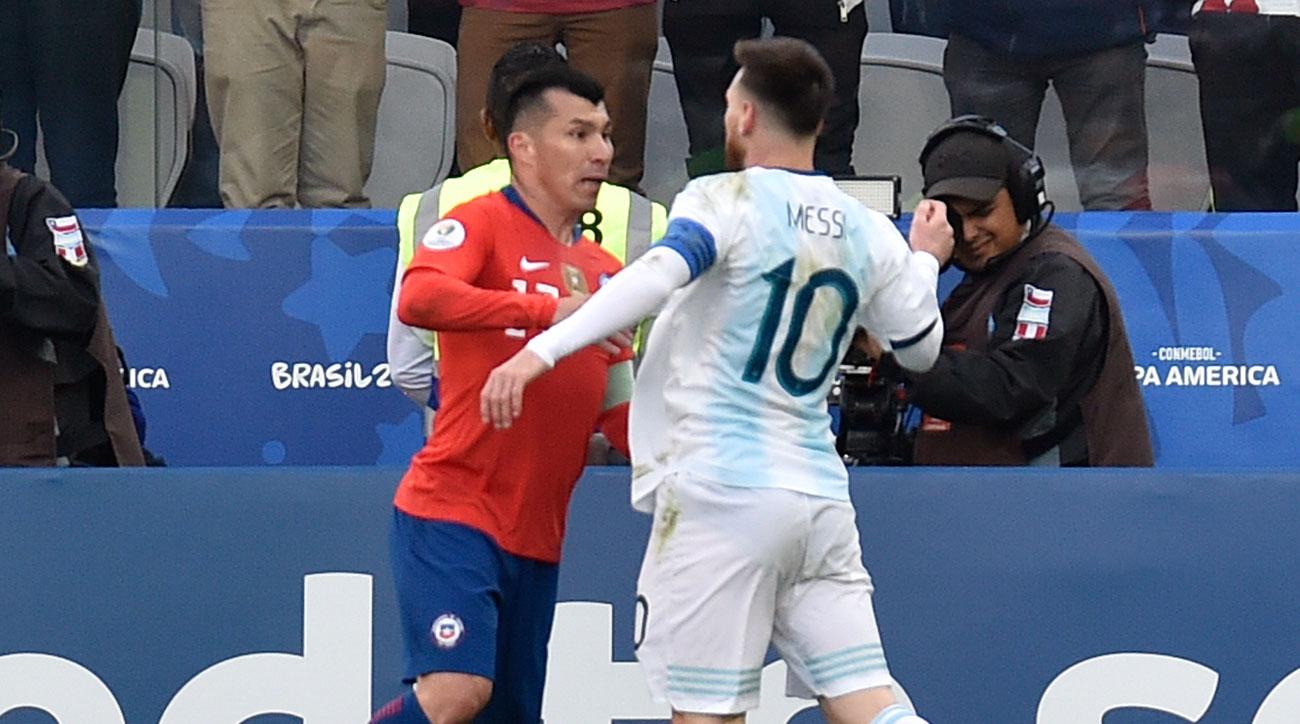 "Kẻ thù" bất ngờ bảo vệ Messi, trọng tài chính giải thích quyết định rút thẻ đỏ