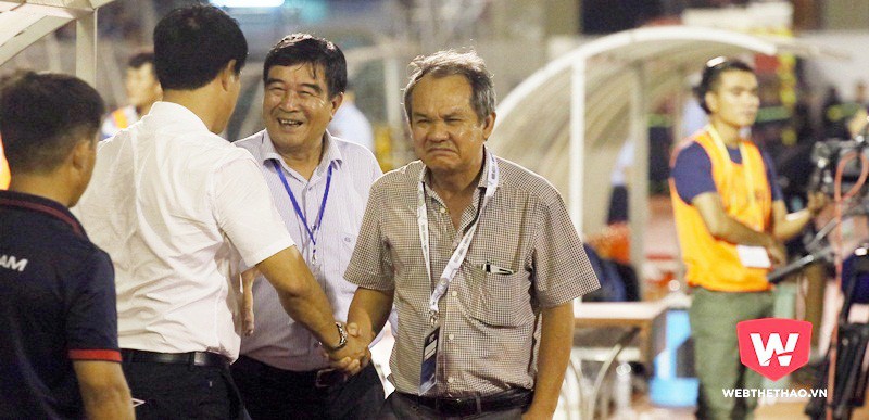 Khi bầu Đức liên tục “lật kèo”…  chính mình