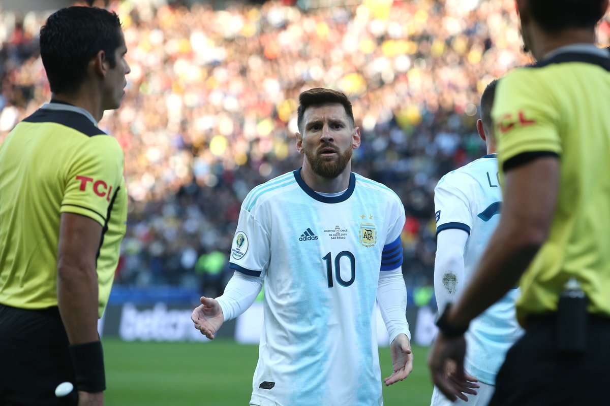 Messi với 824 trận và 2 thẻ đỏ cùng nỗi oan ức tại Copa America 2019