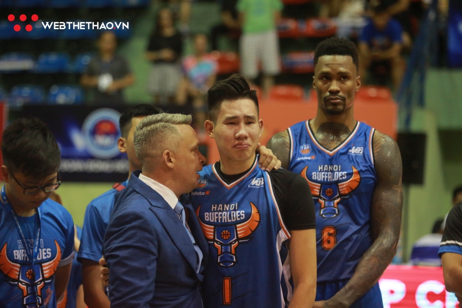 Nước mắt tuôn rơi trong ngày HLV Todd Purves chia tay Hanoi Buffaloes