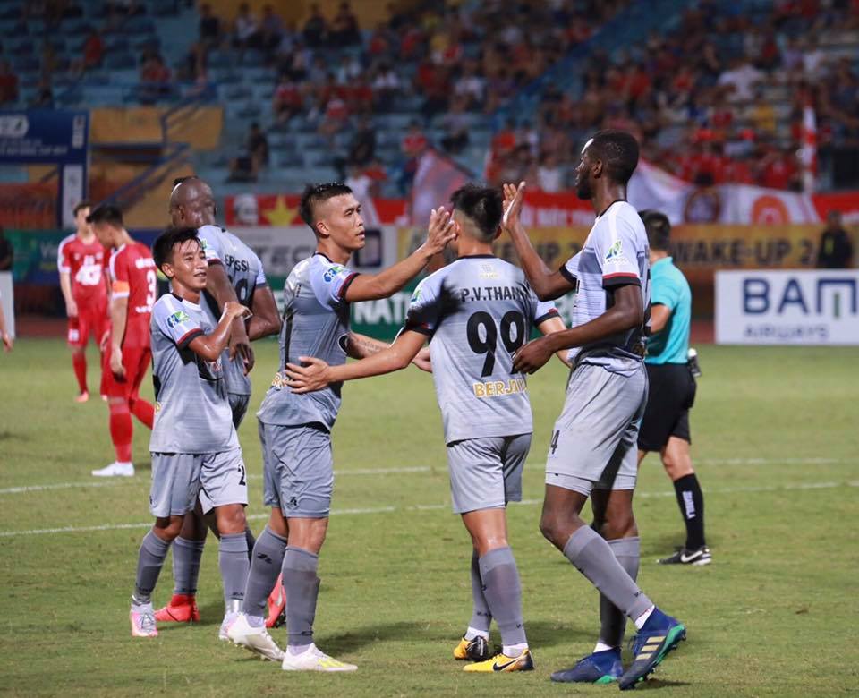 Chuyện 1 đấu 5 tại V.League: Chỉ kẻ yếu mới phải sợ!