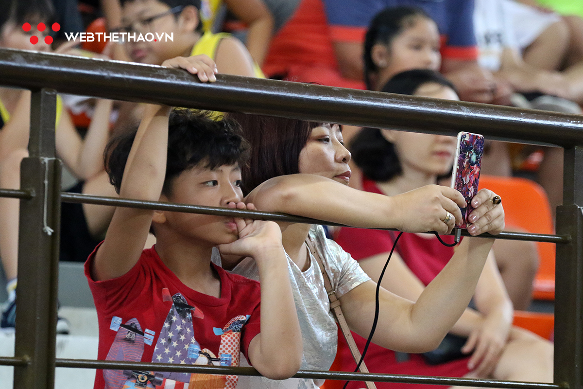 "Cưng xỉu" với hình ảnh con thi đấu, mẹ livestream, bố bàn bóng rổ tại YourLife 3x3 Tournament 2019