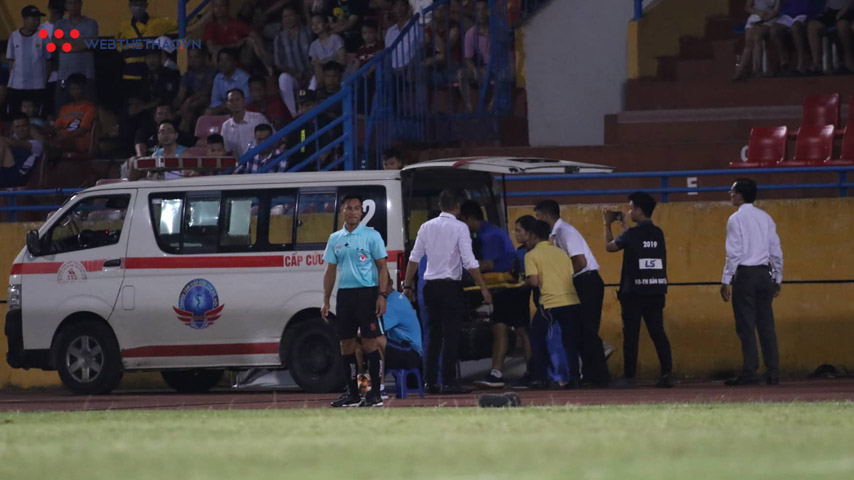 Ngoại binh Khánh Hòa nhập viện cấp cứu ngay trong trận đấu với Hà Nội FC