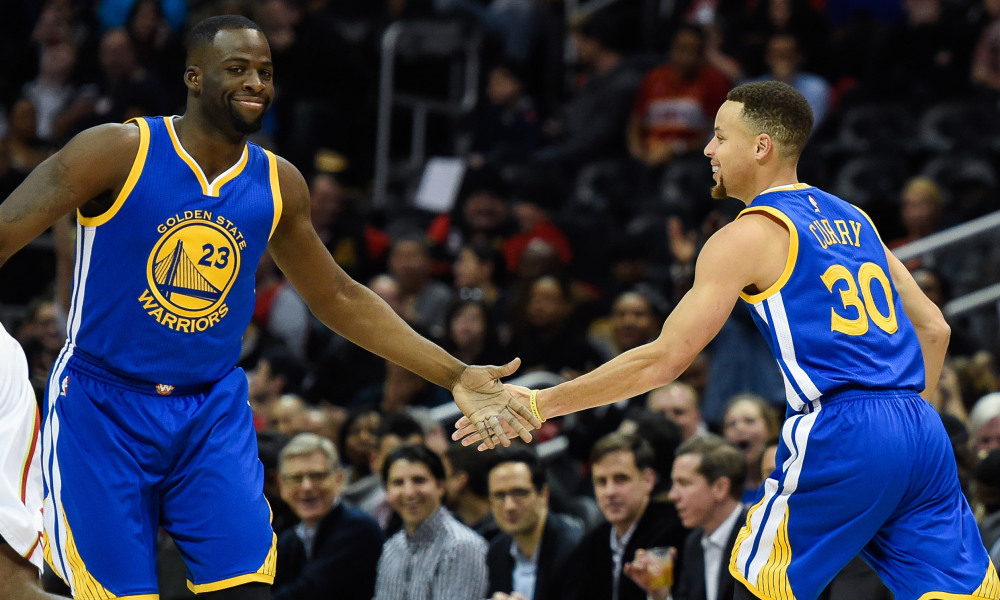 Curry ra sức níu kéo Draymond Green nhưng GSW vẫn dậm chân tại chỗ