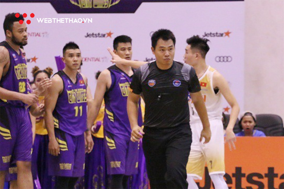 Chính thức: Trọng tài Tan Chin Siong bị cấm điều hành 3 trận đấu tại VBA 2019