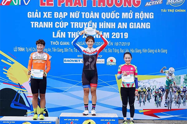 Kim Hyun Ji đòi lại áo vàng, củng cố áo xanh