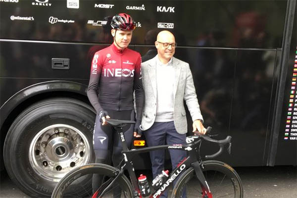 Đăng quang muộn 8 năm, Chris Froome đi vào lịch sử