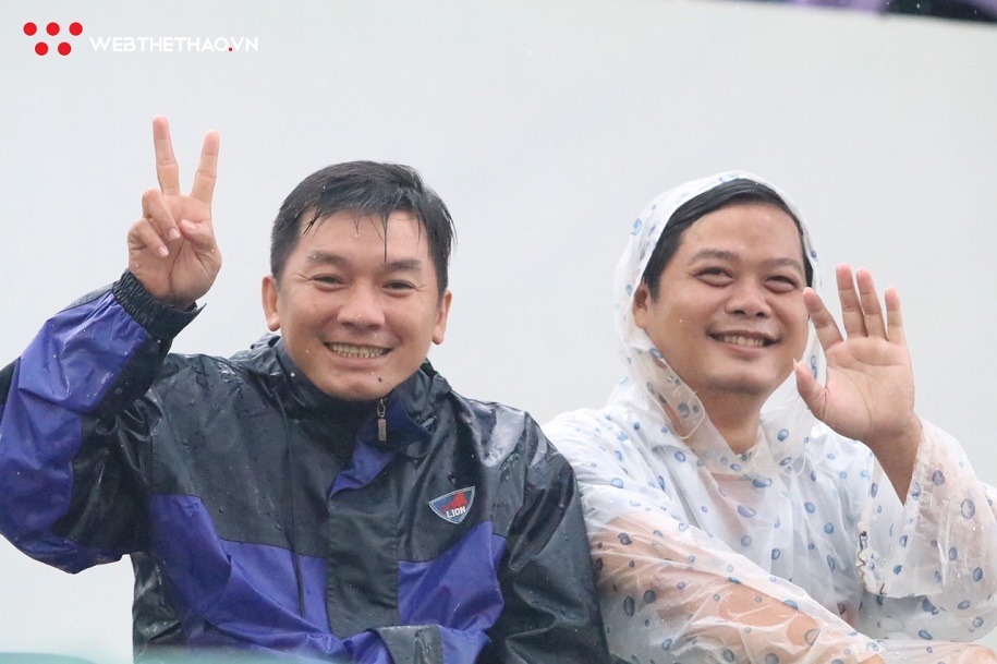Khán giả "đội mưa", biến SVĐ Vũng Tàu thành lễ hội trong lần đầu tổ chức V.League