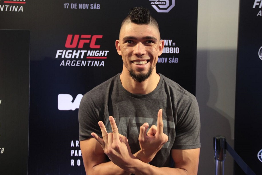 Michael Bisping tin rằng Jon Jones "nên dè chừng" tân binh Johnny Walker