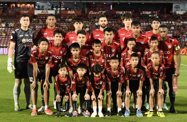 Văn Lâm tỏa sáng, Muangthong giành chiến thắng tối thiểu trước Chiangrai