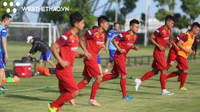 Triệu Việt Hưng: Đá trên sân cỏ nhân tạo bất lợi với U22 Việt Nam