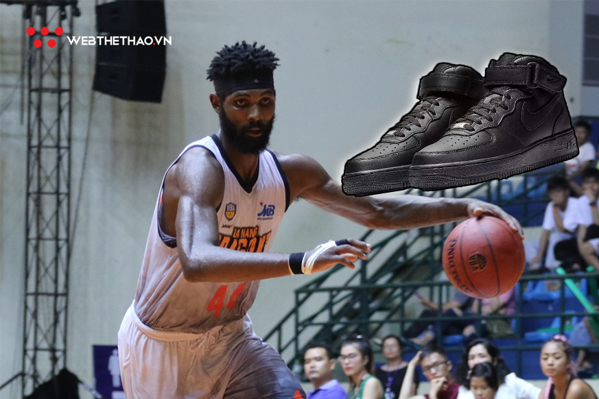 Anthony January và lựa chọn giày thi đấu kỳ lạ với những đôi Air Force 1