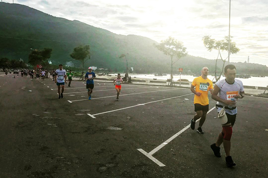 Chàng trai hát quốc ca tại các giải chạy ở 50 bang nước Mỹ kể về Đà Nẵng Marathon
