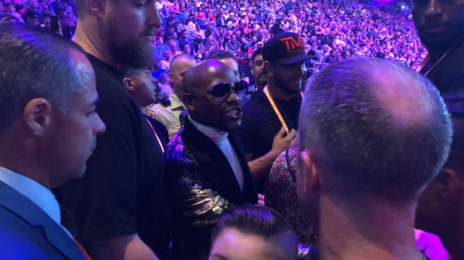 Floyd Mayweather phản ứng thế nào trước chiến thắng của Manny Pacquiao?