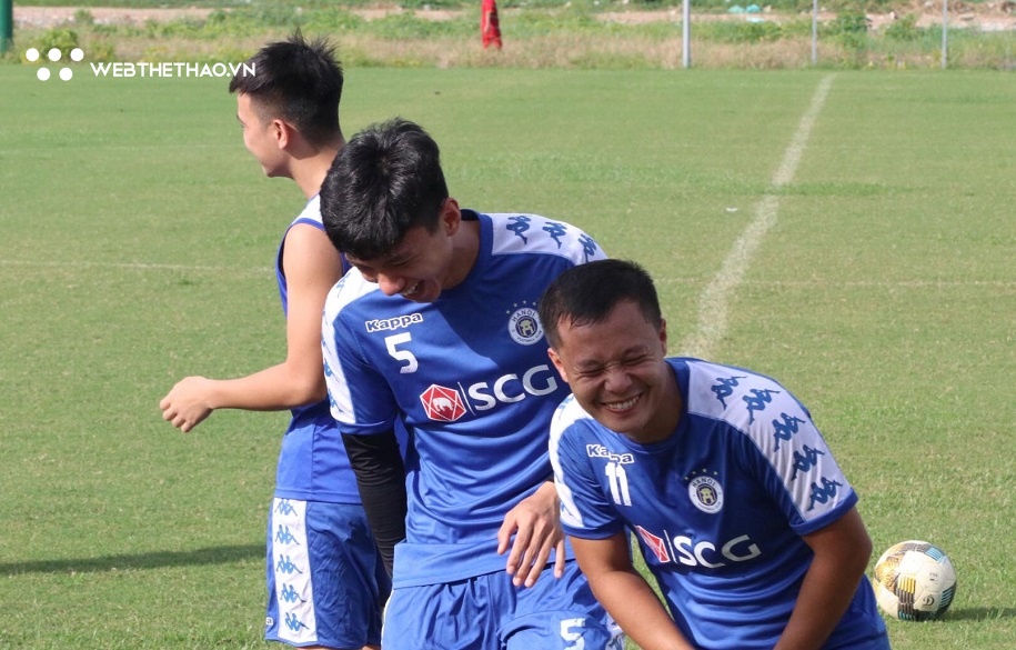 Các cầu thủ Hà Nội cười “không thấy mặt trời” trước trận gặp TP.HCM