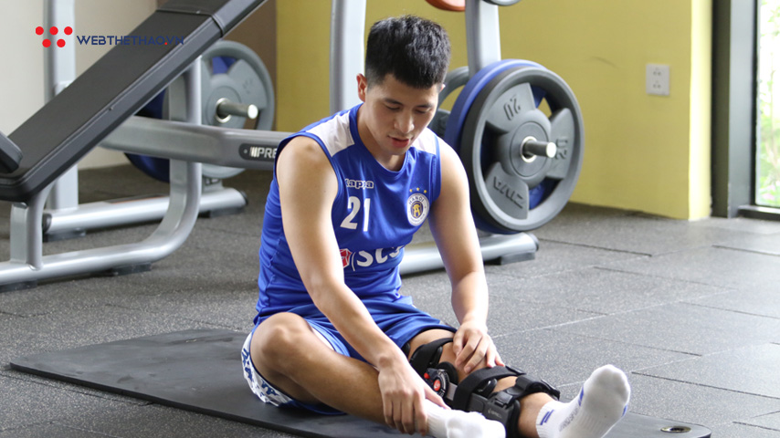 Đình Trọng, Văn Đức vã mồ hôi sau buổi tập phục hồi cùng bác sĩ Choi