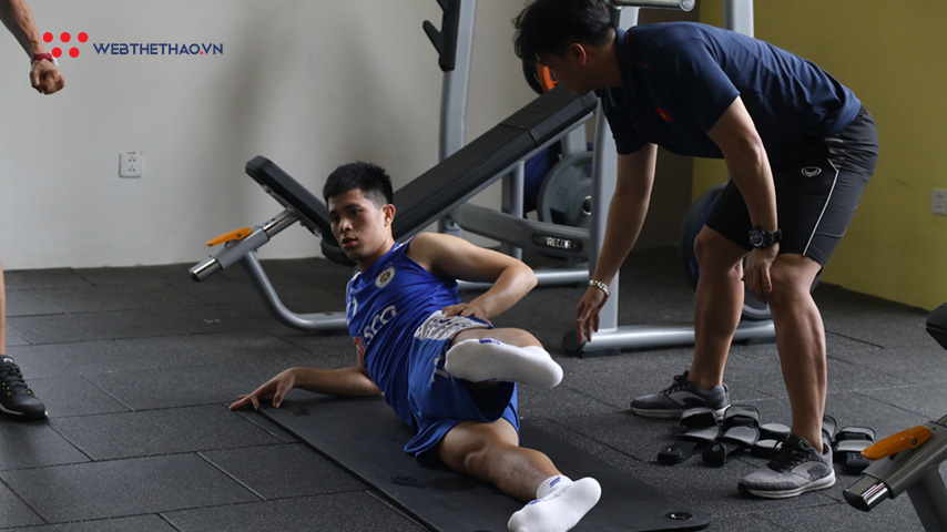 Đình Trọng, Văn Đức vã mồ hôi sau buổi tập phục hồi cùng bác sĩ Choi