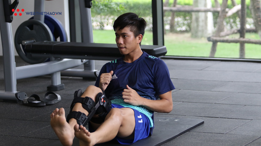 Đình Trọng, Văn Đức vã mồ hôi sau buổi tập phục hồi cùng bác sĩ Choi