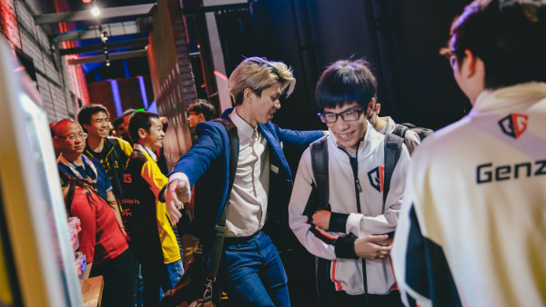Trực tiếp VCS mùa hè 2019: LK vs CES (16h00) - QG vs GAM (19h00)