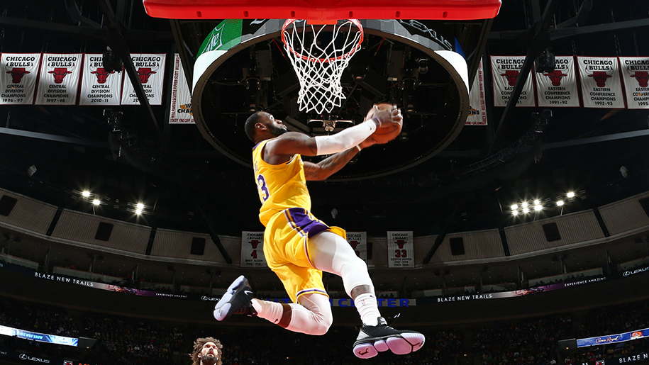 LeBron James bay màu khi các chủ tịch bầu chọn cầu thủ xuất sắc nhất NBA LeBron James bay màu khi các chủ tịch bầu chọn cầu thủ xuất sắc nhất NBA