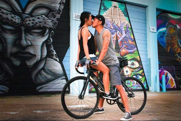 Cô gái gốc Việt mê đạp xe được bạn trai cầu hôn siêu dễ thương