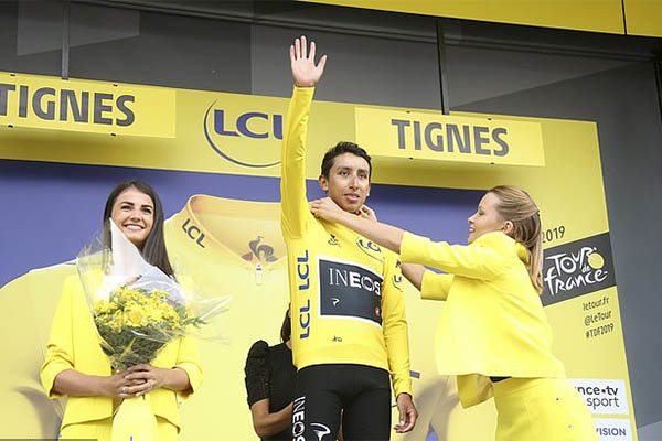 Chặng 19 Vòng đua nước Pháp: Mưa đá và đất lở giúp Egan Bernal đoạt áo vàng