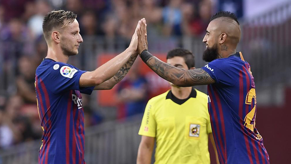 Chuyển nhượng Barca 27/7: Barca chờ đề nghị cho Vidal và Rakitic