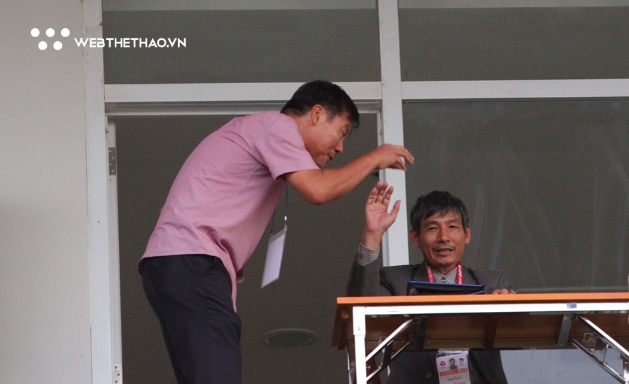 Hàng ngàn khán giả Đà Nẵng hiếu kỳ, bật dậy ngóng lãnh đạo phản ứng trọng tài