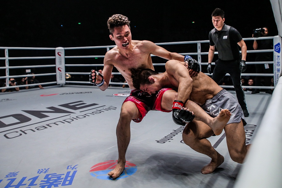 Martin Nguyễn khẳng định vẫn là vị vua bất khả chiến bại của hạng Featherweight Martin Nguyễn khẳng định vẫn là vị vua bất khả chiến bại của hạng Featherweight