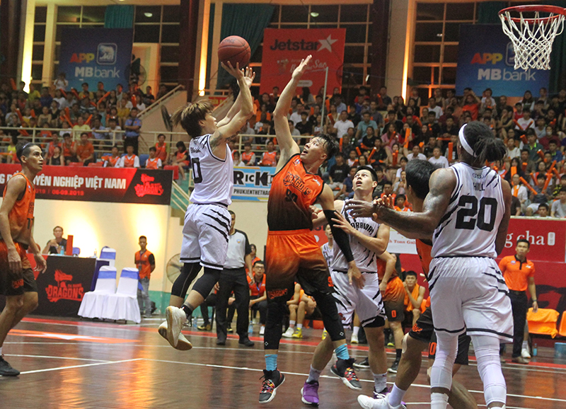Justin Young đã "biết" ném 3, Thang Long Warriors thoát khỏi top cầm đèn đỏ