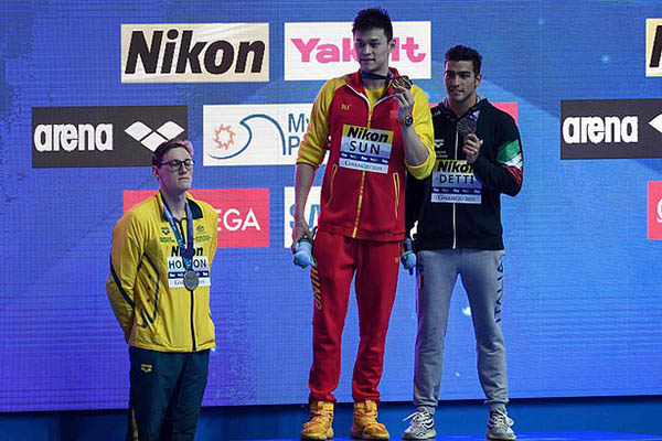 Kình ngư doping Trung Quốc được chào đón như người hùng sau vụ mắng đối thủ Anh tại giải bơi VĐTG Kình ngư doping Trung Quốc được chào đón như người hùng sau vụ mắng đối thủ Anh tại giải bơi VĐTG