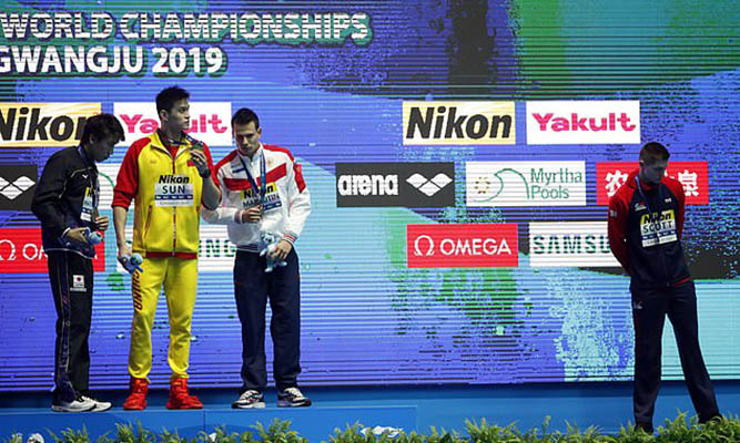 Kình ngư doping Trung Quốc được chào đón như người hùng sau vụ mắng đối thủ Anh tại giải bơi VĐTG Kình ngư doping Trung Quốc được chào đón như người hùng sau vụ mắng đối thủ Anh tại giải bơi VĐTG