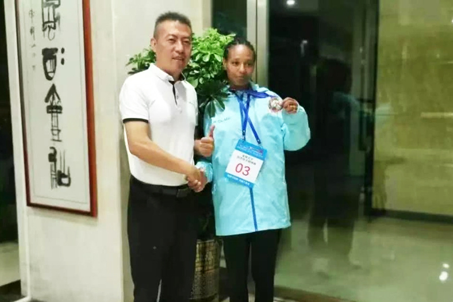 VĐV marathon gục ngã trên bục nhận giải, lễ trao thưởng vẫn tiếp diễn