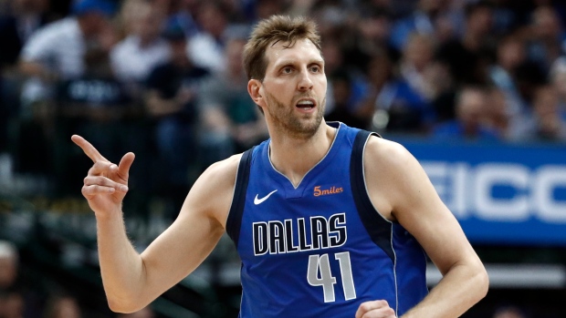 Dirk Nowitzki vẫn muốn thi đấu NBA, nhưng chân của anh thì nói rằng "không"