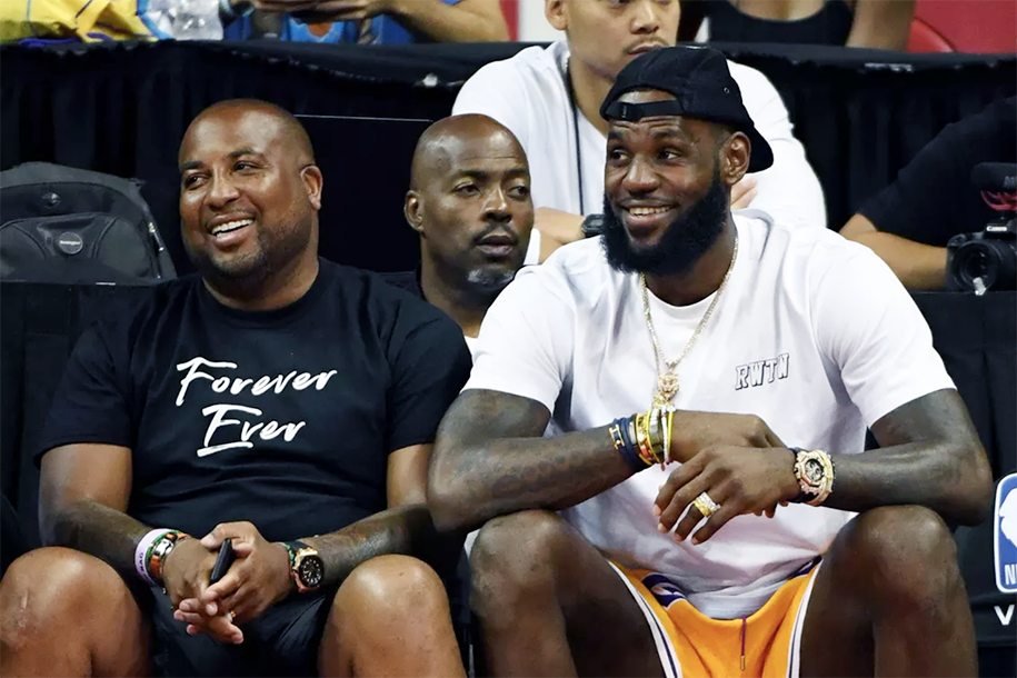 LeBron James quậy tưng bừng ở trận đấu của con trai khiến fan nóng mặt