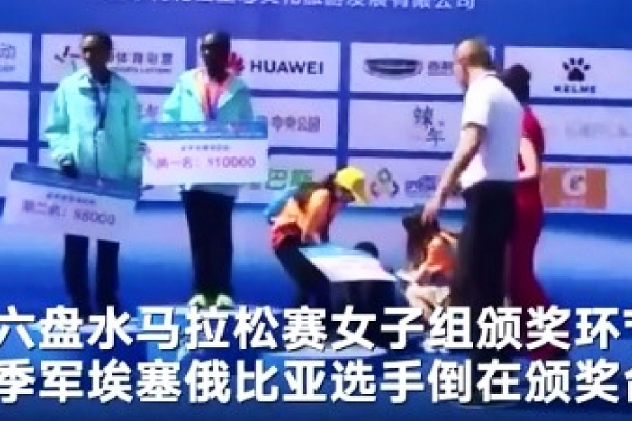 VĐV marathon gục ngã trên bục nhận giải, lễ trao thưởng vẫn tiếp diễn