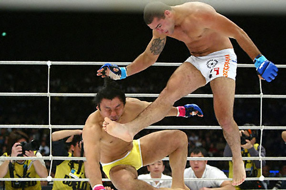Những lỗi và tiểu xảo bị cấm trong MMA: Lỗi Soccer kick vào đầu (phần 2)