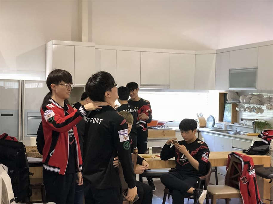 SKT Faker: Chúng tôi phải giữ đôi chân trên mặt đất SKT Faker: Chúng tôi phải giữ đôi chân trên mặt đất