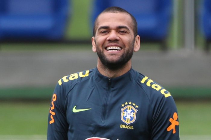 Dani Alves nhận số áo đặc biệt sau khi từ chối Man City và Tottenham